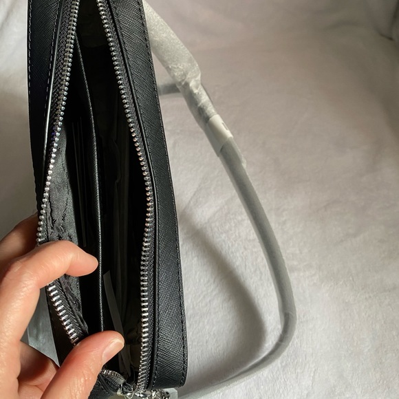 ‼️SOLD ‼️ Mk eastwest crossbody bag. - Picture 3 of 4